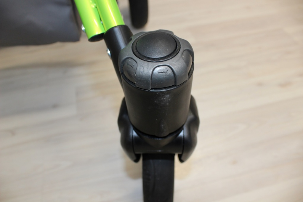 Коляска «Мева», как зафиксировать поворотные колеса