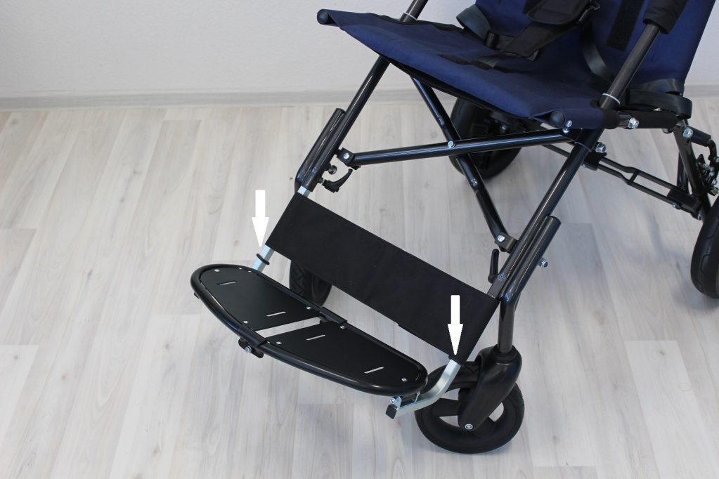 коляска Corzino_подножка и поддержка голени.jpg